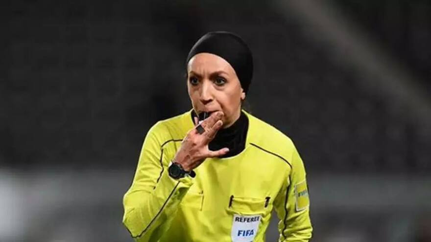 Irán destituye a primera mujer que iba a arbitrar partido masculino de fútbol