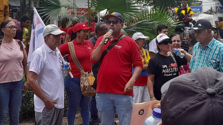 Docentes marcharon otra vez a favor del Gobierno Petro