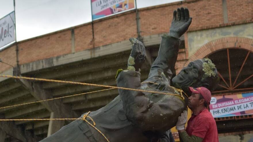Tumban estatua de César Rincón frente a la plaza de toros en Duitama y así reaccionó el torero