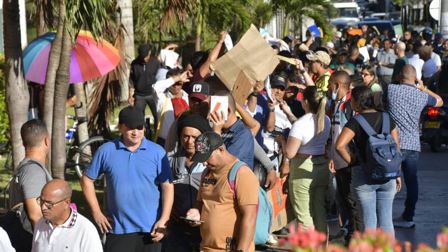 Decenas de personas intentan a última hora renovar su licencia