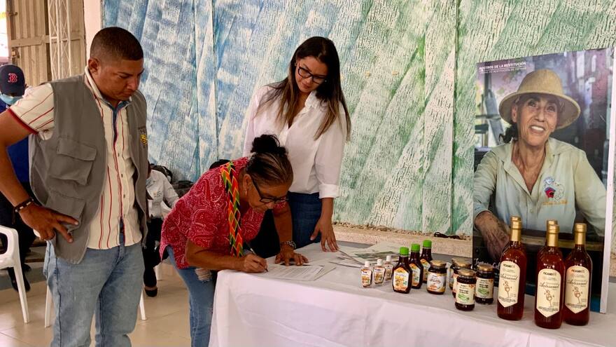 Familias restituidas recibirán $680 millones para la producción de miel