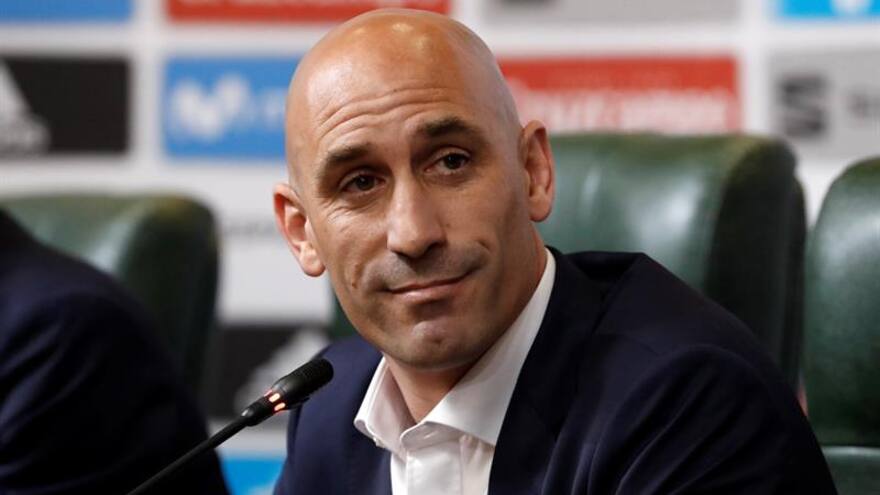 Justicia española confirma que Rubiales irá a juicio por beso a Jenni Hermoso