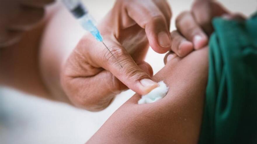 Francia aprueba pasaporte de vacunas para la vida social y los viajes