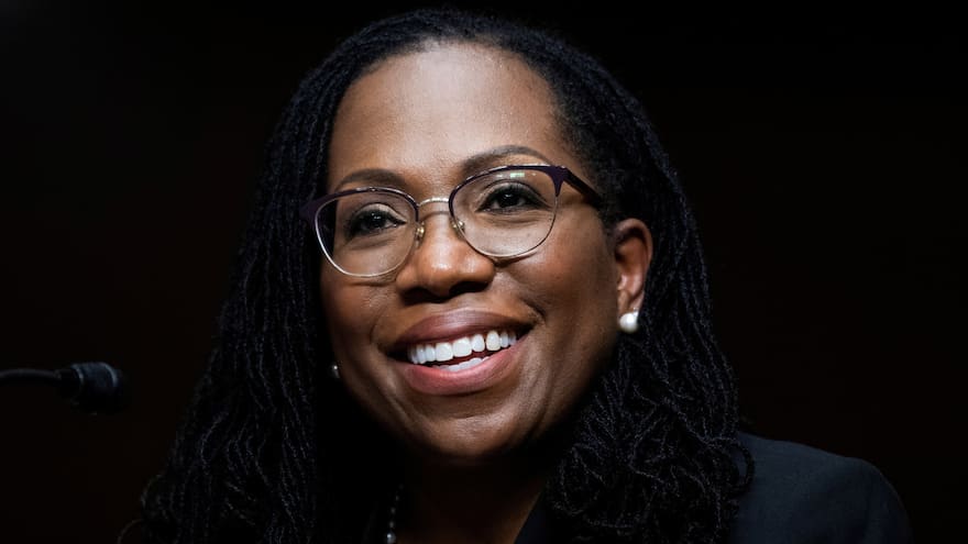 Confirman a Ketanji Brown como la primera mujer afro en el Supremo de EE. UU.