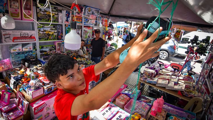 Barranquilleros mantienen viva la ilusión de compartir regalos en la tradicional Feria del Juguete 2025