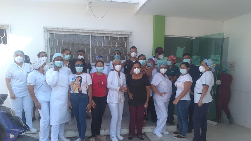 Empleados del hospital de Sahagún protestan por falta de pago