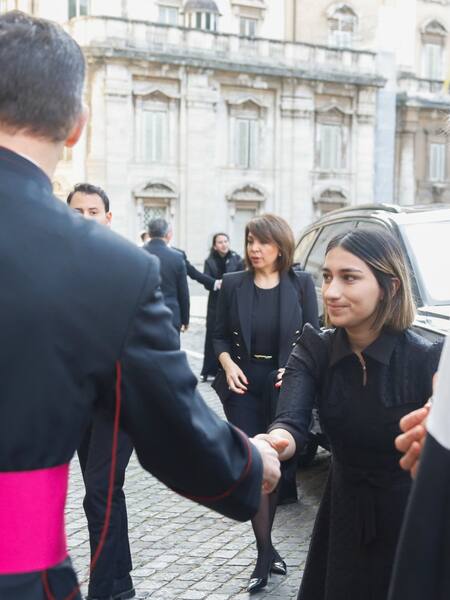 Laura Sarabia y Verónica Alcocer, presentes en el funeral del papa Francisco