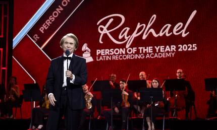 La industria le regala a Raphael “su gran noche” como Persona del Año en los Latin Grammy