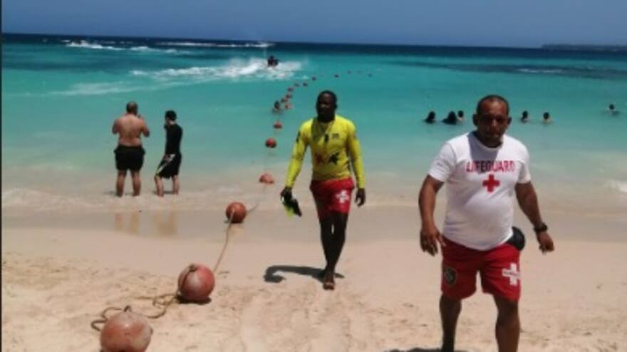 Instalan 600 metros de boyas en Playa Blanca