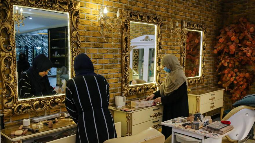 Afganistán: ONU insta a levantar prohibición de salones de belleza para mujeres