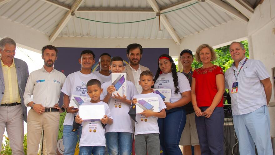 Directivos de la FIA visitaron un colegio de los sectores populares de Cartagena