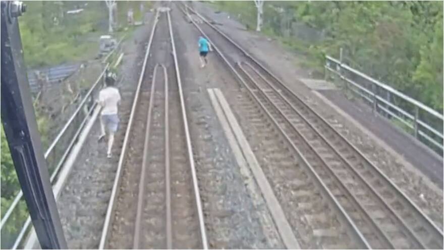 Varios niños se salvan de ser arrollados por un tren en Canadá