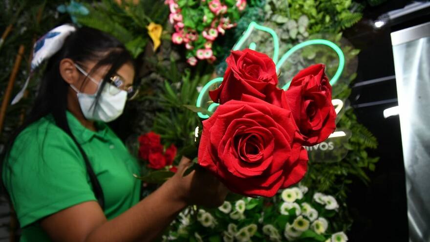 Las ventas de flores y dulces aumentan por San Valentín