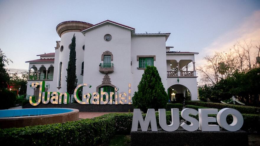 La casa del cantante mexicano Juan Gabriel reabre como museo a ocho años de su muerte