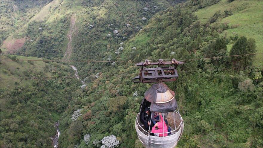 Video: Rescatan a uno de los cinco atrapados en una góndola en Caldas