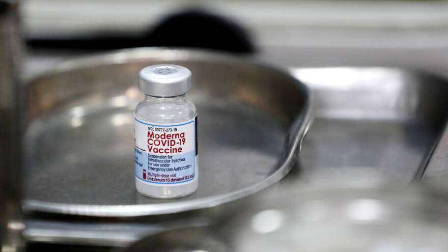 'Partículas de acero halladas en algunas dosis no suponen riesgo': Moderna