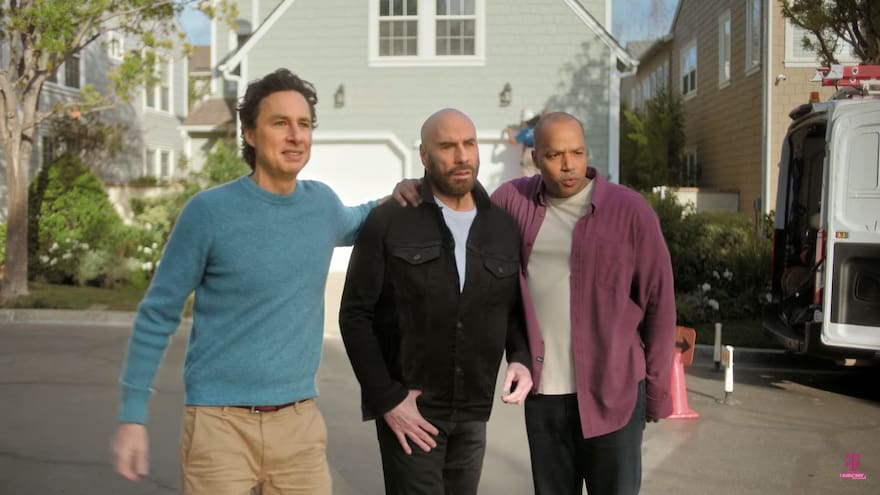 John Travolta recrea rutina de ‘Grease’ en un comercial para Super Bowl