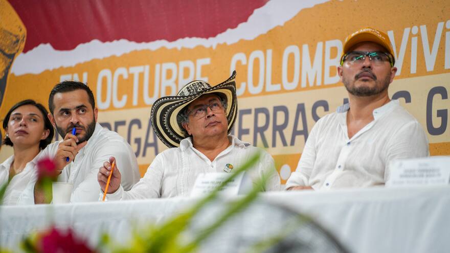 Petro dice que acuerdo con paramilitares “terminó mal” y por eso propone “finiquitarlo”