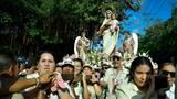 Entre oraciones y cantos, los fieles salieron a peregrinar con la Virgen del Carmen