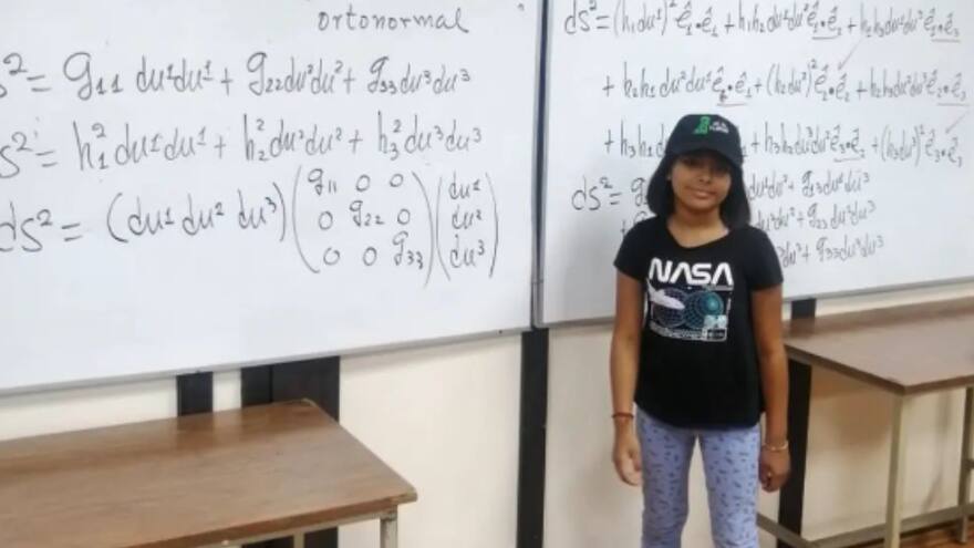 Adhara Pérez: la niña mexicana de 11 años que ya cuenta con dos carreras profesionales