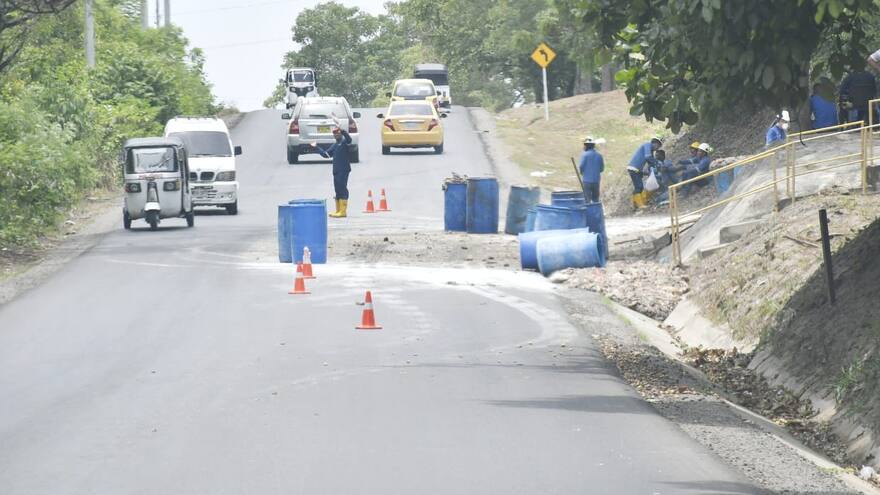 Reportan volcamiento de vehículo que transportaba desechos de origen animal