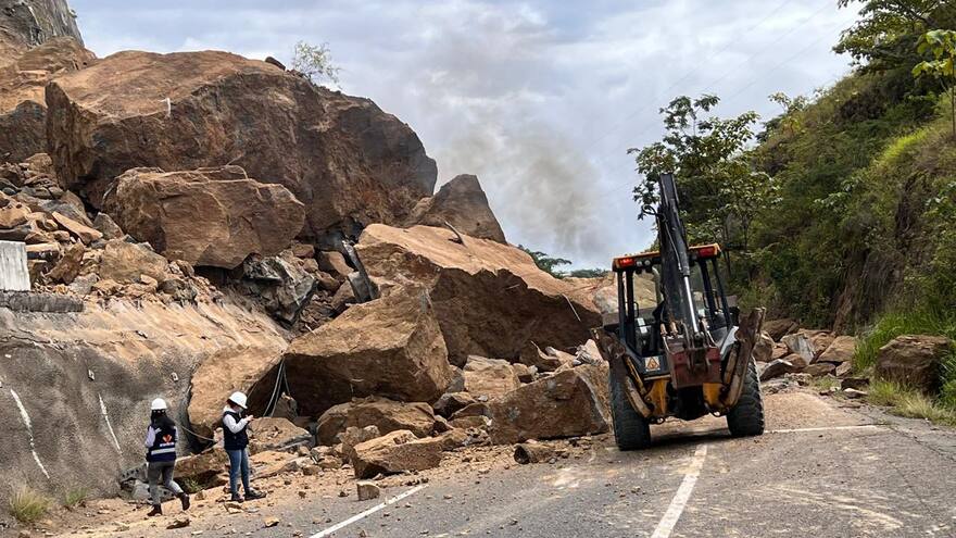 Emergencia en Cundinamarca: deslizamiento de rocas bloquea vía nacional
