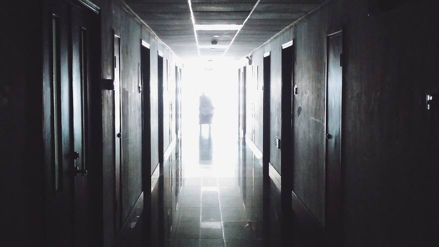 Video: Vigilante en Paraguay asegura haber visto fantasma de un niño cantando en el baño de un hospital