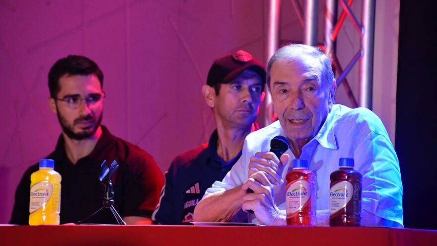 Fuad Char se queja de la logística del evento de presentación de Junior