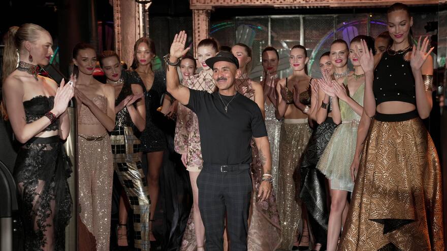 Colombiano Peñaranda presenta elegante y sensual colección con el corsé de protagonista