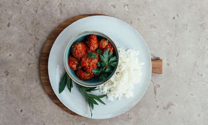 Así puede hacer albóndigas con arroz en salsa de tomate en casa: receta fácil y económica