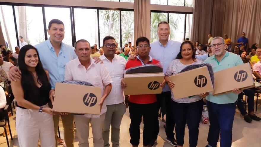 Gobernación del Atlántico hace entrega de computadores portátiles a organismos comunales del departamento