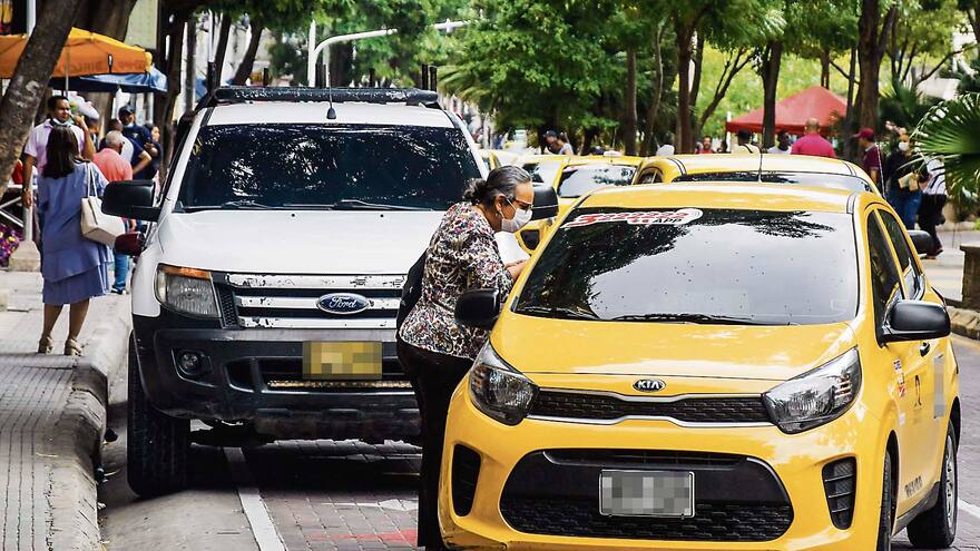 Paro de buses: usuarios dicen que persisten los cobros excesivos de taxis