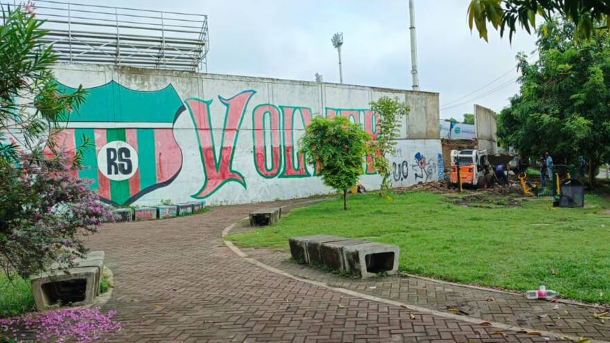 Fuertes lluvias derriban pared en el Estadio Arturo Cumplido, en Sincelejo