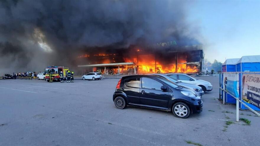 Ataque contra centro comercial en Ucrania dejó al menos diez muertos
