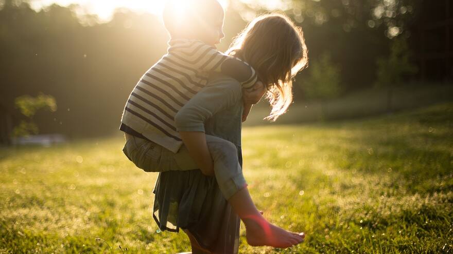 Investigación revela que los hermanos mayores suelen ser los más inteligentes de la familia