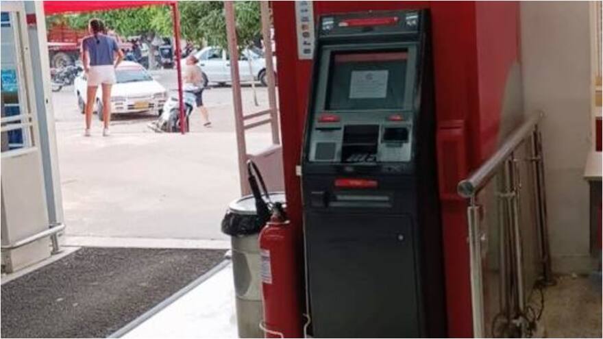 Cajero averiado en Fonseca entregó dinero de más a decenas de ciudadanos