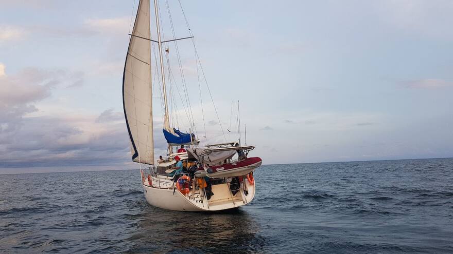 Armada Nacional auxilió un velero de bandera de Estados Unidos