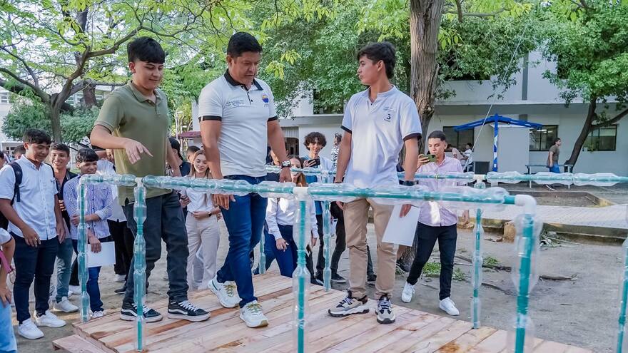Con botellas de plástico crean muro, puente peatonal y pavimento permeable