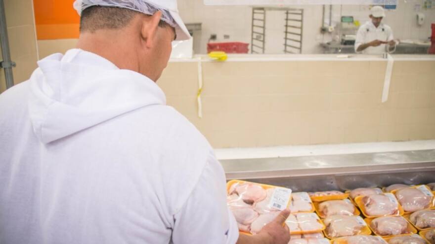 El consumo de hogares en Colombia y de carne de pollo está creciendo