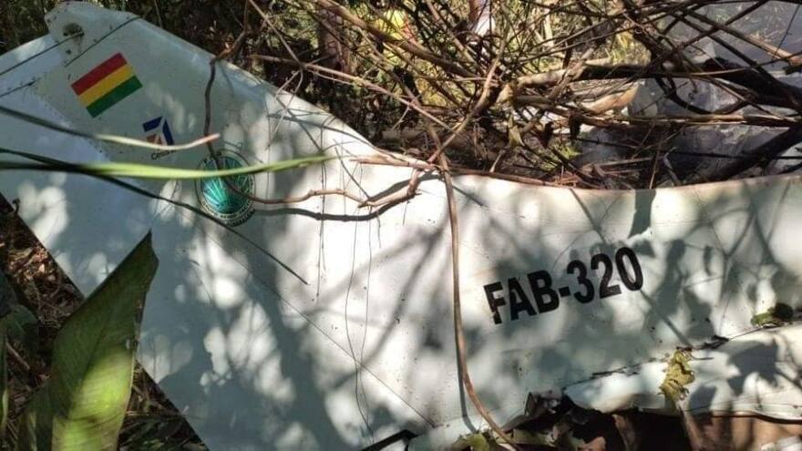 Una avioneta de la Fuerza Aérea Boliviana se estrella y deja seis muertos