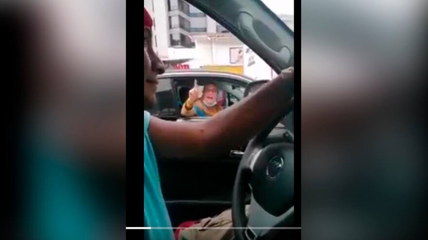 'Brutos, tercos, porquerías': mujer insultó en Bogotá a indígenas de la minga