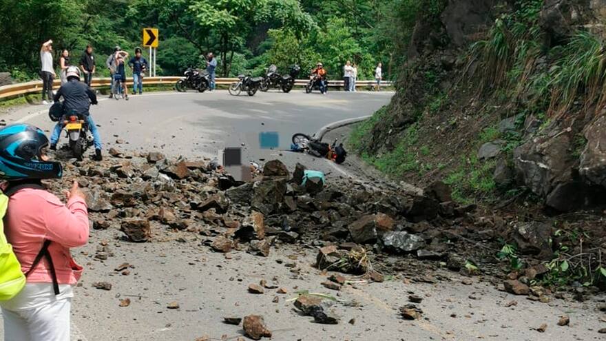 En Antioquia: muere una motociclista tras desprendimiento de una piedra