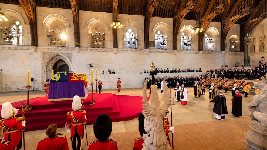 Londres se llena de solemnidad para despedir a Isabel II