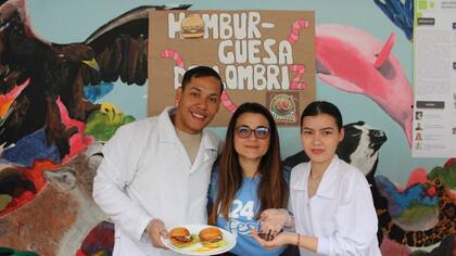 Estudiantes de una universidad crearon un emprendimiento de hamburguesas con carne de lombriz