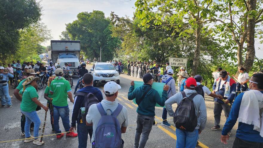 Zenúes bloquean la vía que conecta a Córdoba con Antioquia
