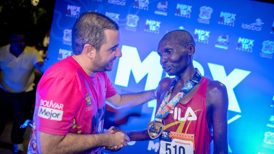 Un keniano y una colombiana ganaron la carrera Momox15K