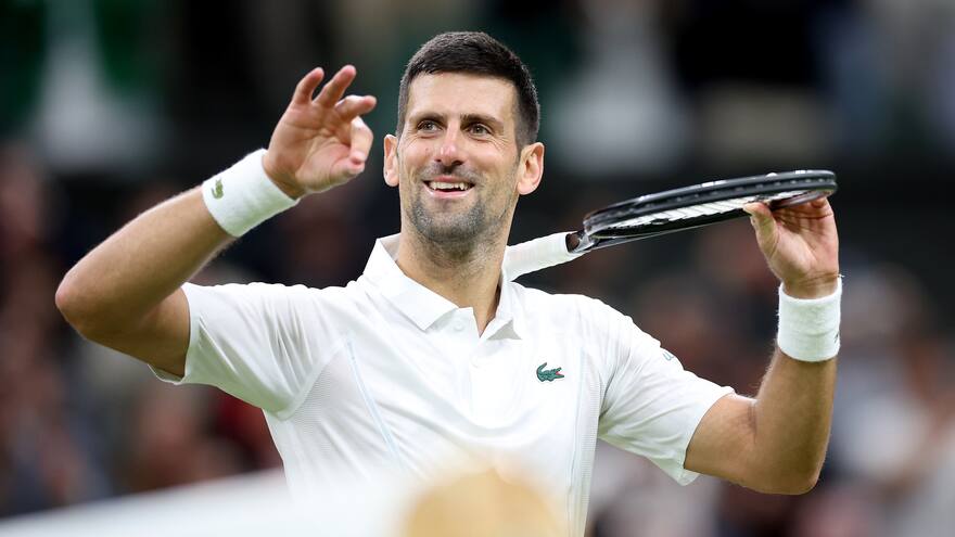 Djokovic sufre, pero gana en Wimbledon como Inglaterra en la Eurocopa
