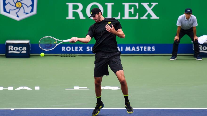 Djokovic no da opción a Shapovalov y Bautista avanza en Shanghái