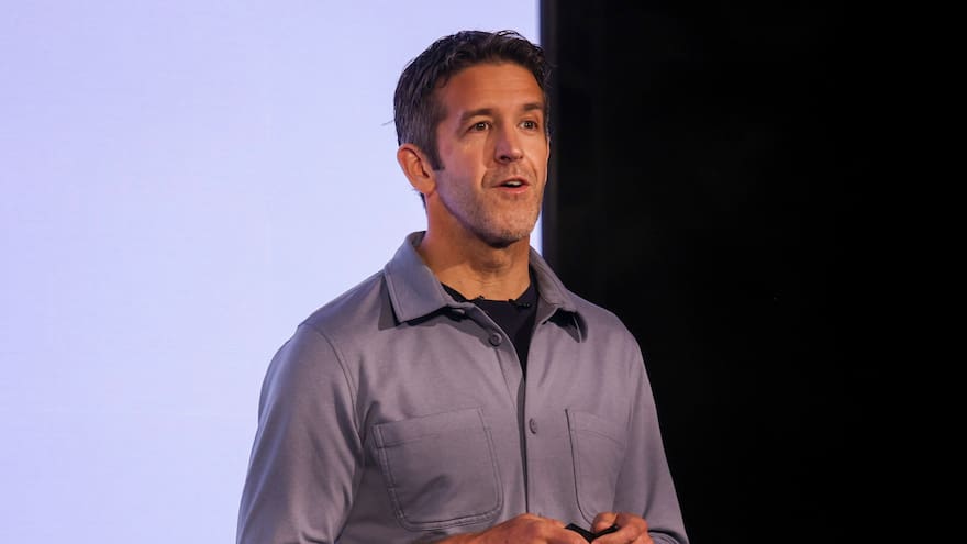 Quién es John Ternus, el ingeniero que asumirá las riendas de Apple tras la era de Tim Cook