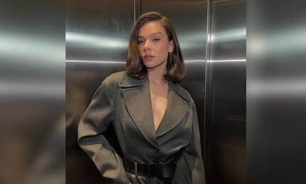 Así lució Hailee Steinfeld en su primera vez en público embarazada: desfiló en los Globos de Oro